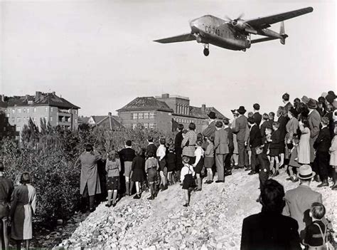  柏林圍城: 1948 年至 1949 年的冷戰象徵和西德的浴火重生